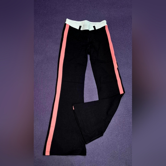 Bebe Sport 2-PC Black/Sugar Coral Tank w/Shelf Bra & Flared Pants - XS/Petites. - Picture 3 of 9